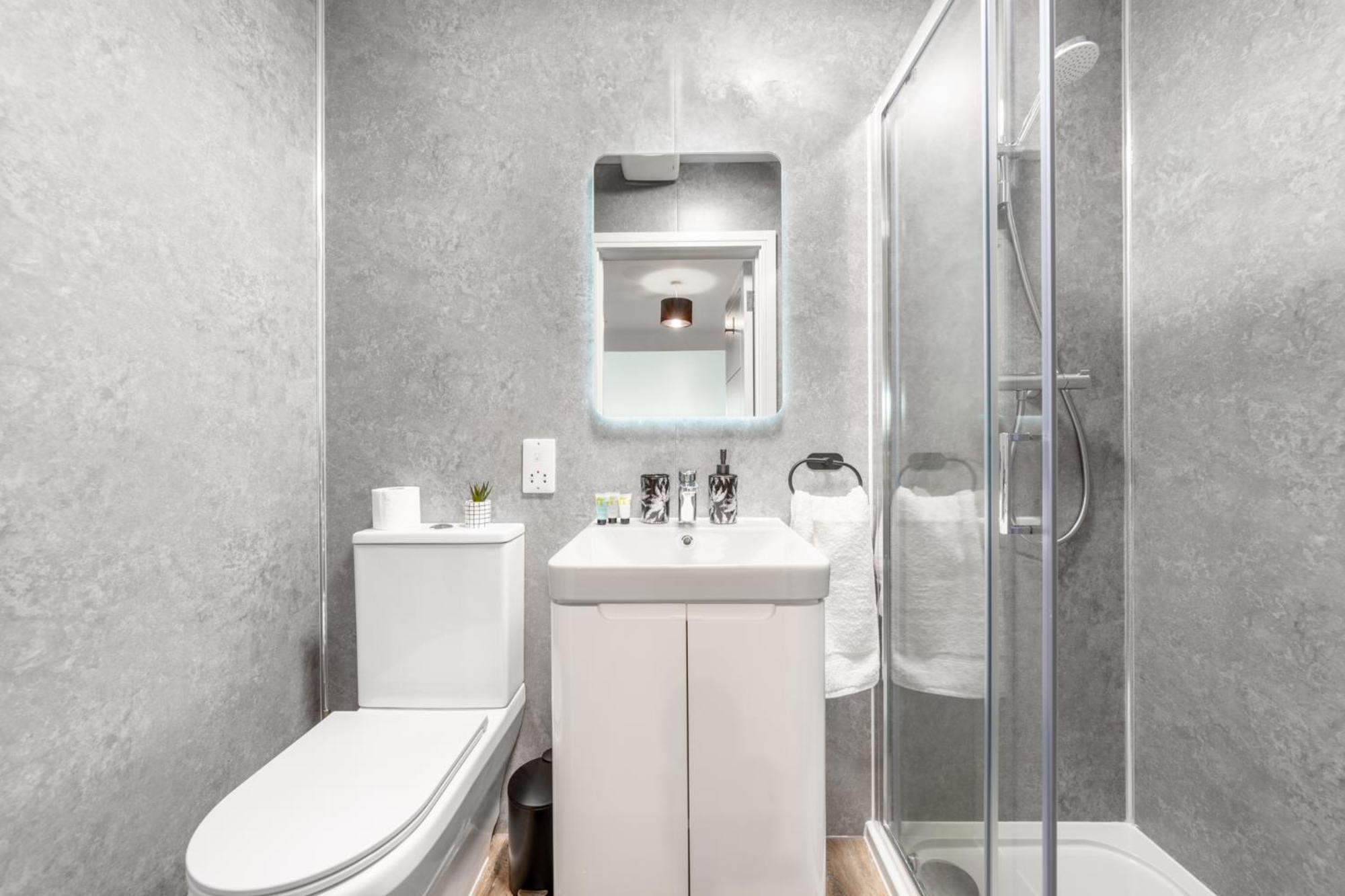 Potters Bar - Free Parking - Private Bathroom - Netflix - 4 Mins Walk To Station - 20 Mins Direct Trains To London Exteriör bild